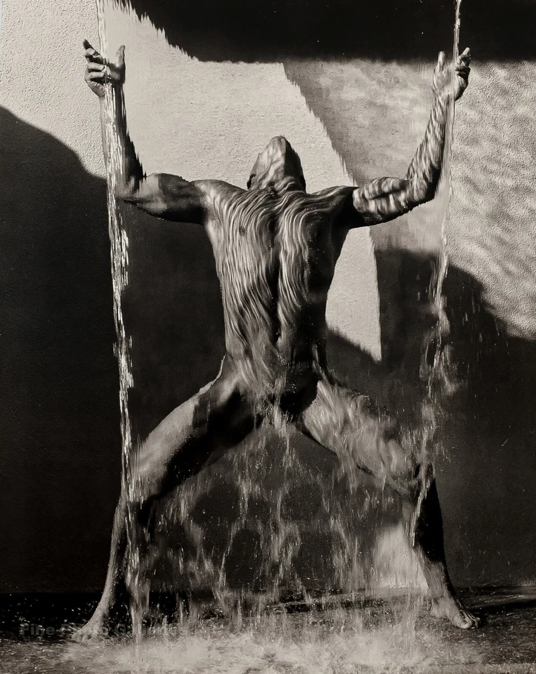 1988 Vintage HERB RITTS Cachoeira Surreal Masculino Músculo Nu Foto GRANDE em 16x20 - Imagem 1 de 1