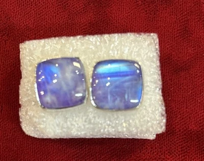 Juego de aretes cuadrados de piedra lunar arco iris púrpura en plata de ley Foto 1 de 2