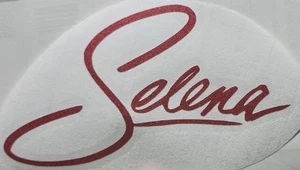 Calcomanía adhesiva de vinilo con logotipo de firma Selena Quintanilla rojo brillante RTS - Imagen 1 de 2