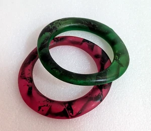 Vtg Set of 2 Painted Red Green Marble Splatter Asymetrical Bangle Bracelet - Picture 1 of 6