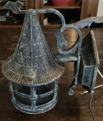 Luz de porche Tudor vintage - Lámpara gótica sombrero brujas - Aplique artesanal Foto 1 de 4