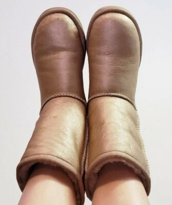 ¡Botas de invierno Ugg clásicas para mujer cortas metálicas doradas de piel de oveja! Talla 7 Foto 1 de 4