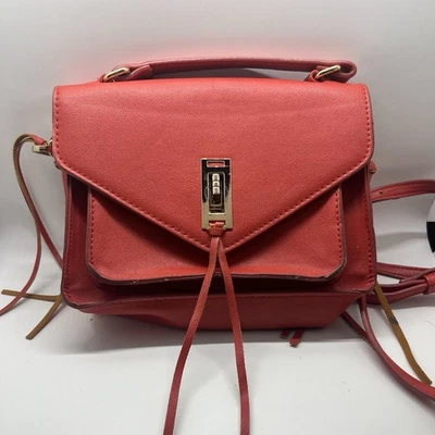 Bolso de mano Urban Expressions de cuero sintético vegano rojo con correa ajustable Foto 1 de 4