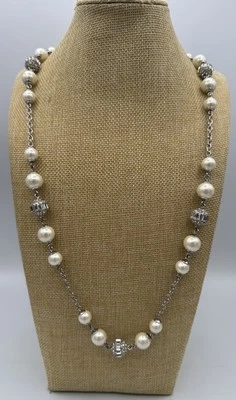 Collar Estación Talbot’s Imitación Perla Y Globo Estrás Tono Plata 34”L Foto 1 de 2