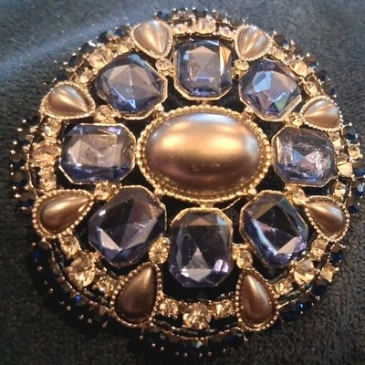 Pin Monet pedrería azul perlas grises prendedor redondo vintage Estate 2 pulgadas Foto 1 de 2