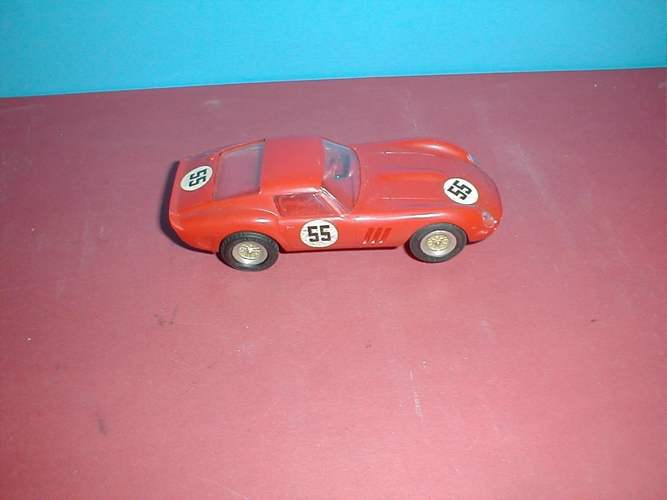REVELL 1/32 VINTAGE ROJO FERRARI RUNNING SLOT CAR TIENE UN TUBO DE ESCAPE FALTANTE Foto 1 de 4