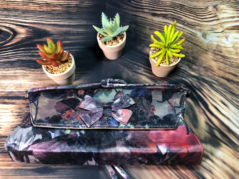 Bolso sin asas floral multicolor J. Renee se convierte en correa para el hombro. Foto 1 de 4