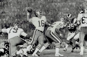 1976 Wire Photo Football Game 49ers Jim Plunkett Cross Banaszek against LA Rams - Picture 1 of 2