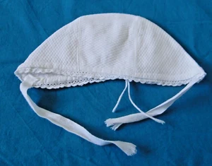 Antico Berretto IN di Cotone Piquet Bianco Fatto Mano per Bambino O Bambola Fine - Picture 1 of 4