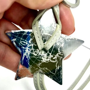 Collection Autour du Monde - Porte-clés Etoile avec Carte du Monde et Bracelet Cuir - Photo 1 sur 5