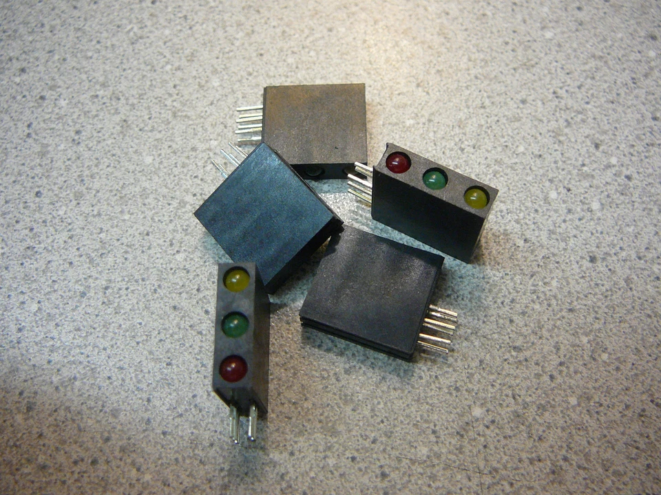 QT OPTO Tri-Level 3mm CBI (LED), Array, Yellow/Green/Red R/A  **NEW** Qty.5 - Image 1 of 1