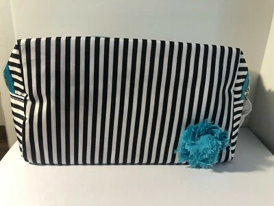 BOLSO DE MAQUILLAJE LANCOME SATINADO A RAYAS BLANCO Y NEGRO CON FLOR AZUL Foto 1 de 4