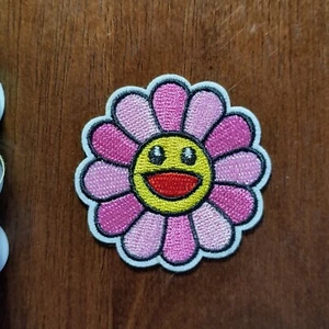 Happy Face rosa Blumen Aufnäher bunt süß bestickt Bügelbild Patch 2" - Bild 1 von 3