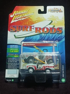 JOHNNY LIGHTNING: "1966 Ford Bronco" Surf Rods 1:64 Blue/Red + Boards NIP 2018 - Picture 1 of 4