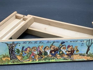 Vintage 1960’s Wooden Box Printed With Snow White & The Seven Dwarf’s 9 1/4”L - Bild 1 von 12