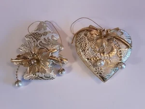 Corazón cojo dorado y adornos de árbol de Navidad perlas de felpa de flores de pascua - Imagen 1 de 5