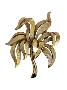 Trifari Vintage Shiny and Textured Gold Tone Flower Brooch - Picture 1 of 5