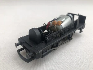 Hornby China OO Class 0F Pug 0-4-0 Motorised Chassis No Couplings VG Runner - Foto 1 di 10