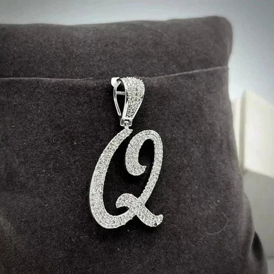 Colgante redondo de moissanita real de 1,50 quilates con dije de letra personalizado enchapado en oro blanco de 14 quilates Foto 1 de 4