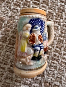 Mini TAZA DE PIEDRA DE CERVEZA DE CERÁMICA VINTAGE 3 Townsfolk rueda de agua de 3" Alemania - Imagen 1 de 5