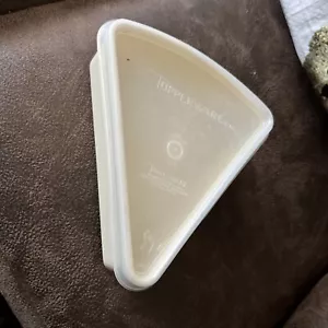 Tupperware Pie Slice Keeper Almond with Lid 269-16 - Picture 1 of 5