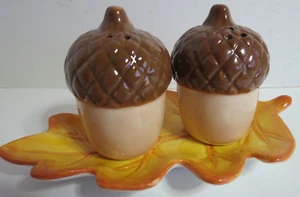 Servette Home Acorns with Leaf Tray Salt and Pepper Shaker - Picture 1 of 11