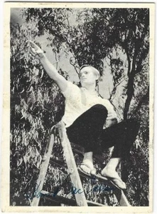 Vintage Topps The Man From U.N.C.L.E. 1965 #55 Illya Kuryakin on a Ladder - Picture 1 of 2