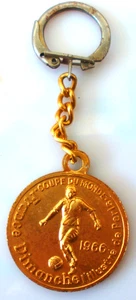 PORTE CLES  KEYCHAIN - FRANCE DIMANCHE COUPE DU MONDE 1966 FOOTBALL  RECTO-VERSO - Picture 1 of 2