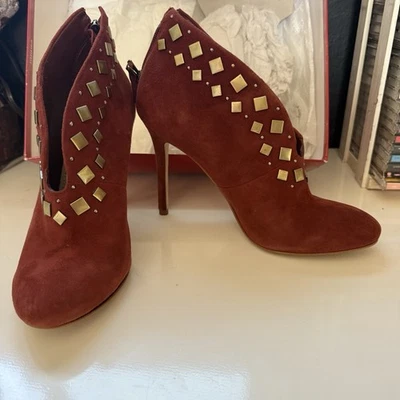Elegantes botines Guess de gamuza roja con tachuelas Foto 1 de 4