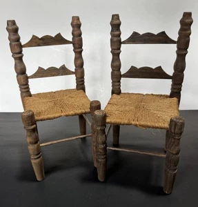 Lote de 2 sillas de madera vintage de 12" con asientos tejidos para muñecas o exhibiciones de osos - Imagen 1 de 8