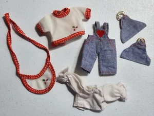 Vintage Strawberry Shortcakes Berry Wear Clothing - Picture 1 of 9