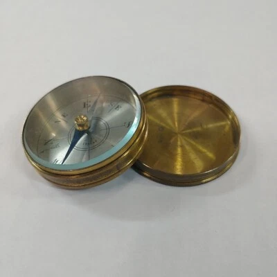 Bússola de latão antiga feita na França por volta da Primeira Guerra Mundial vidro chanfrado 1 5/8 de largura - Imagem 1 de 4