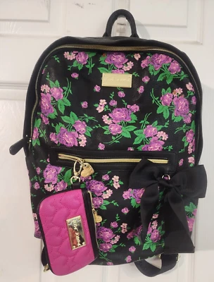 Mochila Betsey Johnson Mujer Rosa Púrpura Flor Negro Lazo y Monedero Acolchado Foto 1 de 4