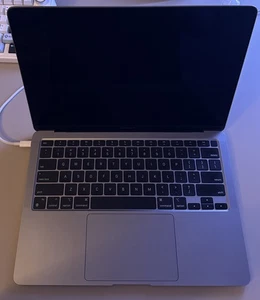 Apple MacBook Air 13-inch 2020 M1 Laptop 256GB SSD, 8GB RAM, Space Gray - Afbeelding 1 van 8