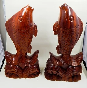 Estatuilla escultura de carpa koi de pez de madera saltando del agua sujetalibros par de 11 - Imagen 1 de 10