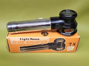 VINTAGE LIGHTHOUSE 7X FLASH MAGNIFIER - WORKING - Picture 1 of 7