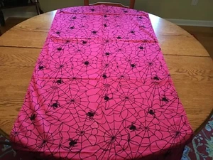 Vintage Halloween Stoff Spinnennetz Tischdecke Läufer Neu 26” x 108”  - Bild 1 von 8