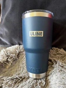 YETI - ULINE - Vaso aislado al vacío de acero inoxidable Rambler 30 oz AZUL - NUEVO - Imagen 1 de 5