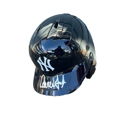 Черный шлем ватина с автографом Аарона Джаджа из New York Yankees - Изображение 1 из 4