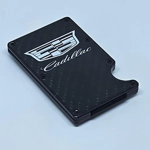 Cadillac schwarz & weiß Logo Kohlefaser Kreditkarte Geldklammer *NEUWARE* - Bild 1 von 4