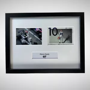 Carta pilota firmata Pierre Gasly incorniciata e fotografia di Pierre in F1 AlphaTauri - Foto 1 di 7