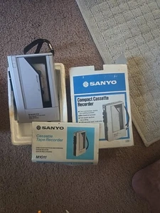 Reproductor Grabador de Cinta Cassette Compacto Sanyo De Colección M1011 Probado Funciona - Imagen 1 de 7