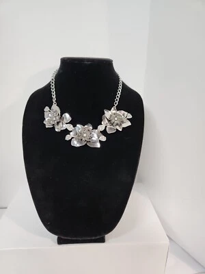 Corrente e flores em tom de prata WHBM 18" cristais claros nas folhas e em... - Imagem 1 de 4