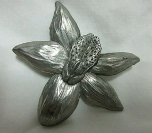 Sheridan SILVER TONE Lily FLOWER LG Pin Brooch Handcrafted in the USA SIGNED JB - Picture 1 of 3