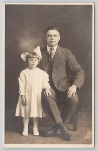 Cartolina fotografica reale uomo con giovane figlia in studio c1910 RPPC - Foto 1 di 2