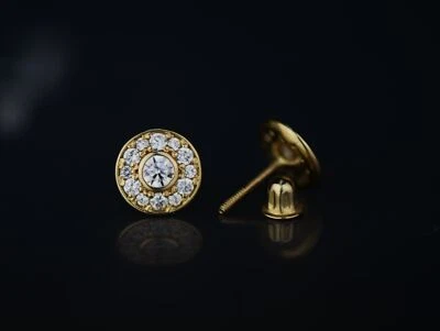 Aretes con halo redondo de circonita cúbica amarilla o blanca de 14 k Foto 1 de 4