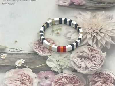 Pulsera elástica esmaltada azul marino y blanco a rayas Roxanne Assoulin Project Foto 1 de 4