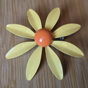 Vintage 60er gelb orange Emaille Gänseblümchen Blume Brosche Retro Mod Pin Schmuck Spaß - Bild 1 von 11