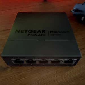 Netgear Prosafe plus Switch 5 Port Gigabit Ethernet GS105E v2 - Picture 1 of 7