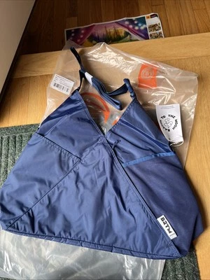 Bolso de Mano Baboon to the Moon Triángulo Grande Nuevo con Etiquetas, Azul Marino, Precio de Venta sugerido por el fabricante 99,00 USD Foto 1 de 4